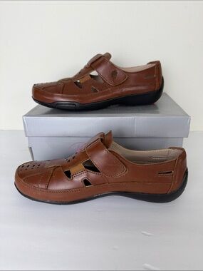 NIB Ross Hommerson Women's Brown Leather Flats 6 Medium